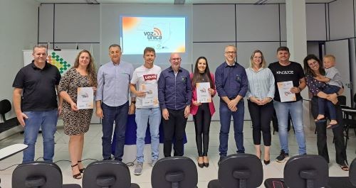CDL e ACISA entregam cartilha do programa “Voz Única” aos vereadores eleitos de Cunha Porã