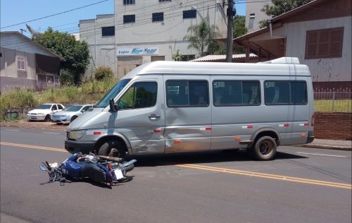 Motociclista fica ferido em colisão com van em Palmitos