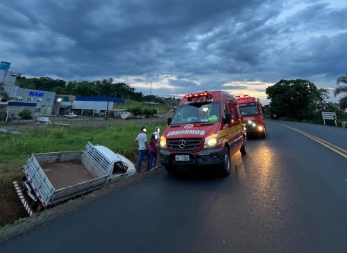 Condutor fica ferido após saída de pista na BR-158, em Cunha Porã