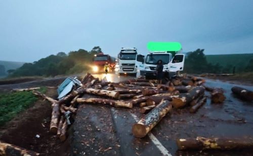 Tombamento de caminhão carregado com toras provoca grave acidente no Oeste