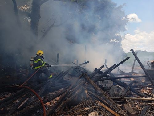 Incêndio destrói galpão de madeira no interior de Cunha Porã