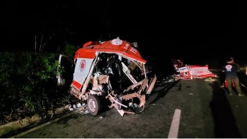 Batida entre ambulância do SAMU e caminhão deixa quatro mortos na BR-476, no PR