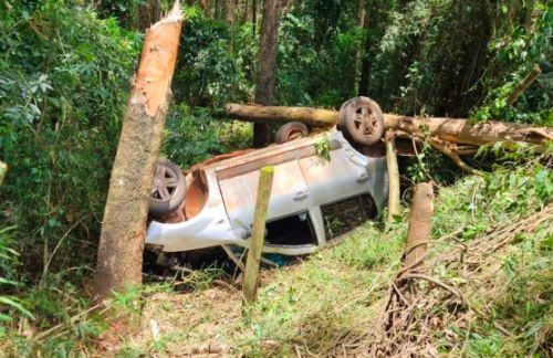 Motorista é ejetada e fica com a cabeça presa embaixo de carro após capotamento no Oeste