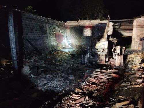 Incêndio destrói galpão e trator no interior de Iraceminha