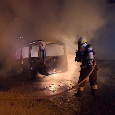 Bombeiros combatem incêndio em veículo de entregas em Princesa