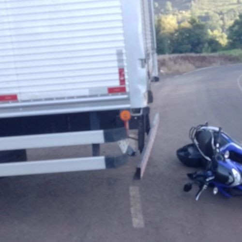 Colisão entre caminhão e moto deixa motociclista ferido em Saudades