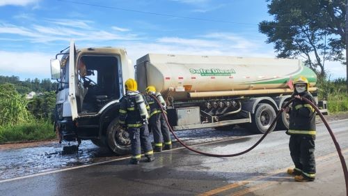 Incêndio em caminhão é controlado na SC-283, em Palmitos