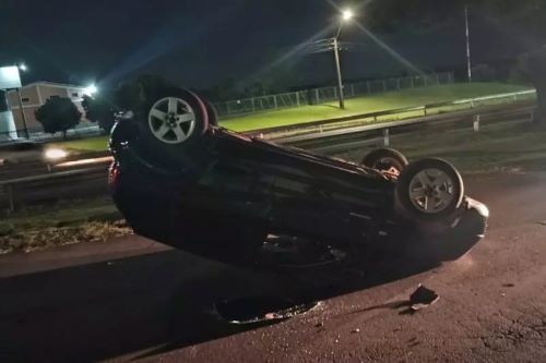 Jovem fica ferida após capotamento na BR-282, em Pinhalzinho