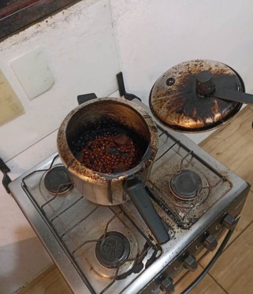 Panela esquecida no fogão causa princípio de incêndio; vizinho percebeu a fumaça e acionou os Bombeiros