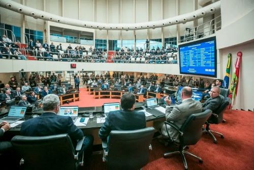 DEPUTADOS APROVAM 19 PROPOSTAS DO EXECUTIVO NO PENÚLTIMO DIA DE VOTAÇÕES.