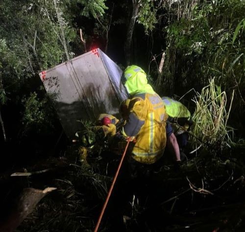 Caminhão cai em ribanceira de 25 metros após colisão com van No Oeste