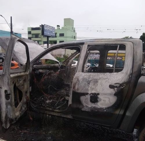 Caminhonete é consumida por incêndio no Centro de Chapecó