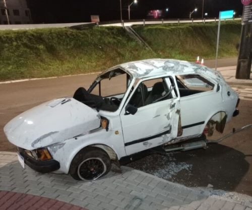 Saída de pista e capotamento na BR-480 deixa condutor ferido no Oeste