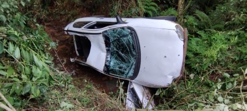 Idoso é resgatado após capotamento em ribanceira na BR-282