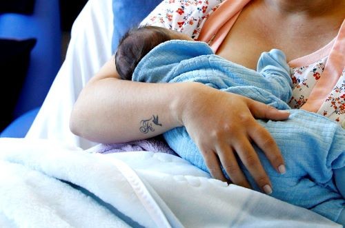 Senado aprova licença maior para mães de recém-nascidos com deficiência