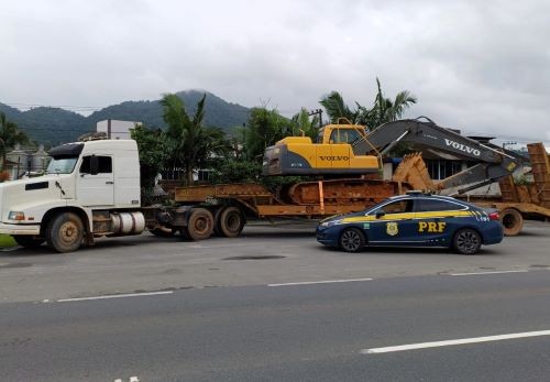 Condutor com CNH vencida é flagrado transportando retroescavadeira de forma irregular na BR-280