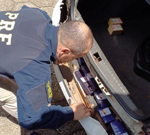 Mais de 25 kg de maconha são encontrados em para-choque de carro na BR-282 em Pinhalzinho