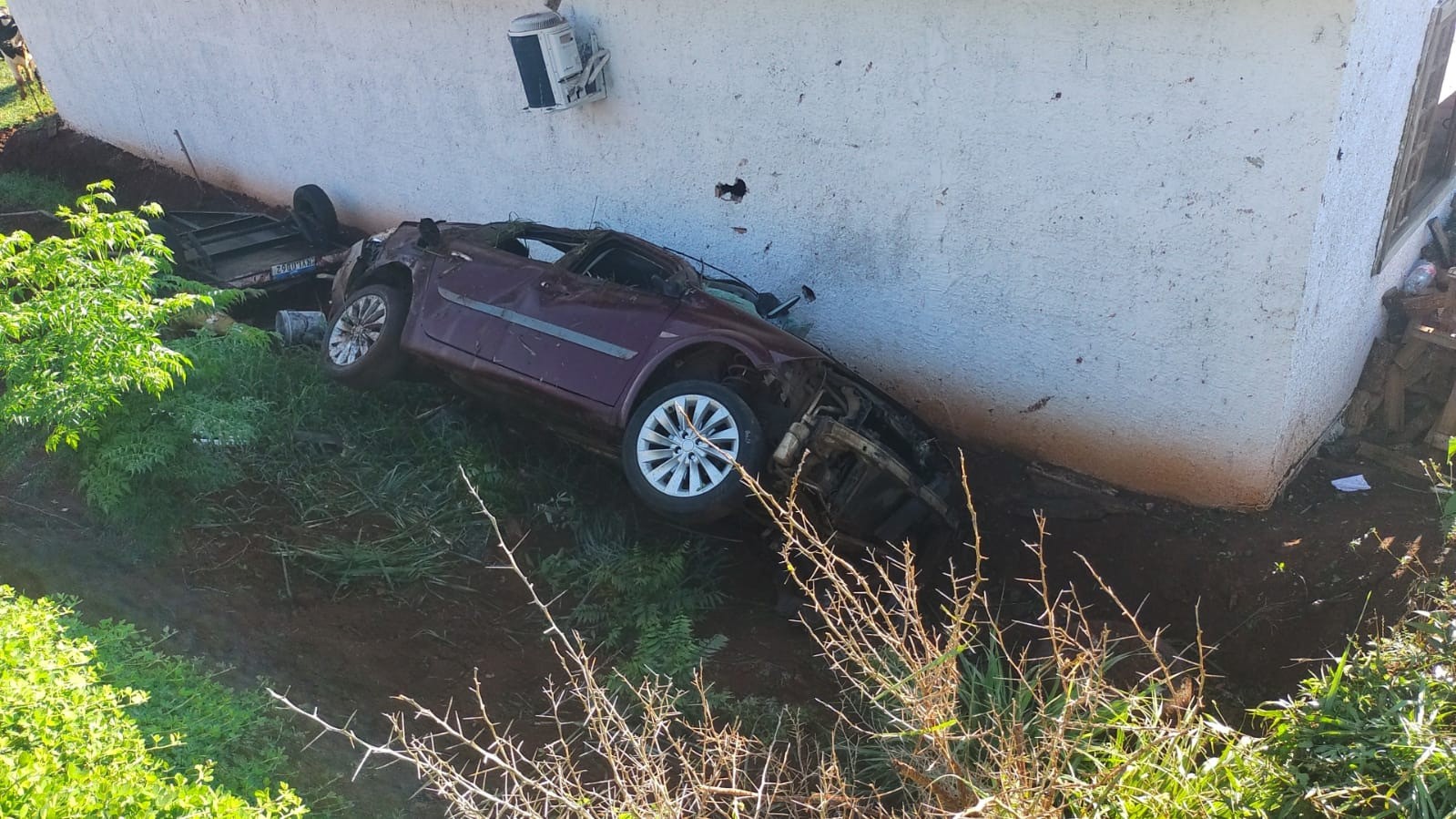 Carro despenca em ribanceira após acidente na SC-155 em Xanxerê