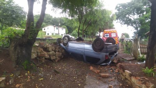 Motorista e passageira ficam feridos em capotamento de veículo