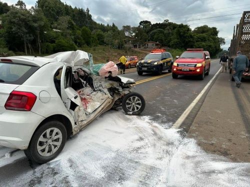 Motorista fica presa nas ferragens em batida entre carro e caminhão na BR-470