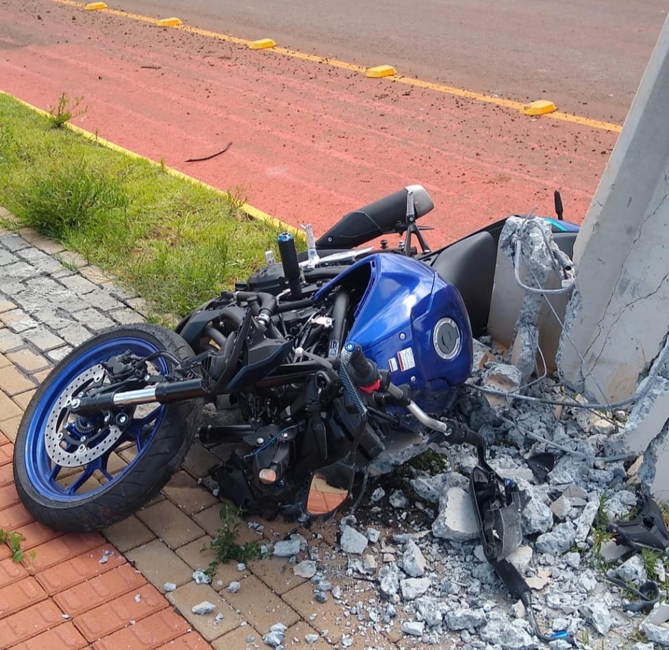 Jovem morre após perder o controle da moto e atingir poste no Oeste