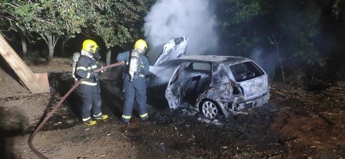 Incêndio destrói veículo em propriedade rural de Saudades