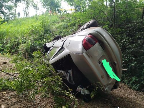 Carro cai em ribanceira de 10 metros após colisão na BR-282, em Cunha Porã