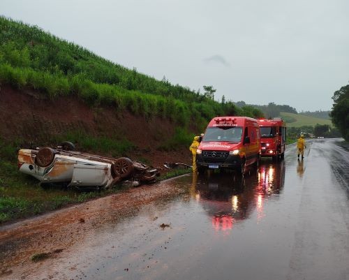 Saída de pista seguido de capotamento deixa três pessoas feridas na BR-282 em Cunha Porã