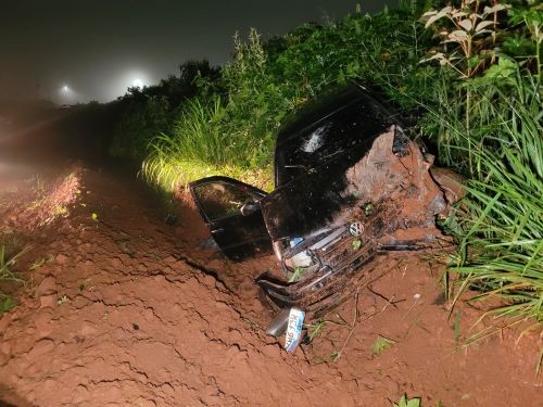 Saída de pista seguida de capotamento deixa quatro feridos na BR-282 