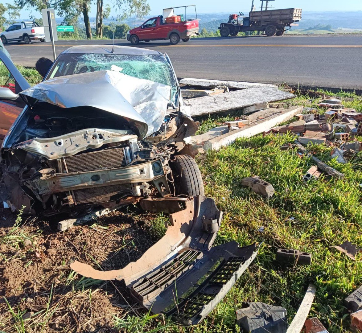 Após saída de pista carro colide em parada de ônibus na BR-158 em Cunha Porã