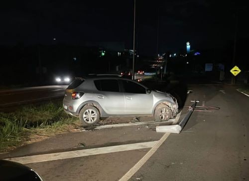 Condutora perde controle de veículo e colide em poste na SC-480