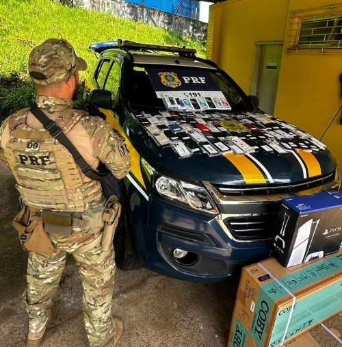 PRF localiza eletrônicos avaliados em 500 mil reais escondidos em compartimentos secretos de carro na BR-282 em Pinhalzinho