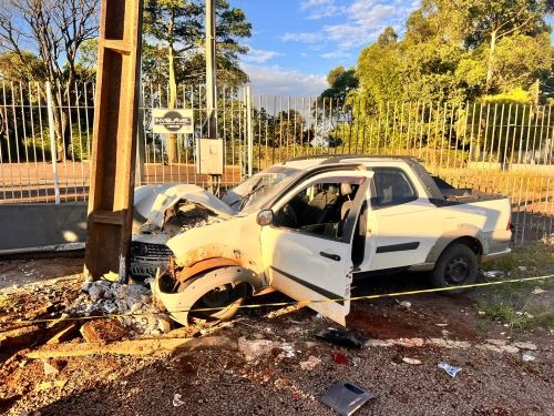 Motorista colide com poste na BR-163 e é resgatado com ferimentos graves