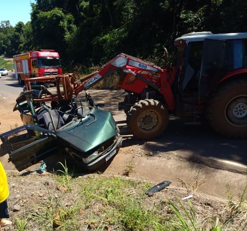 Acidente entre carro e trator deixa duas pessoas feridas no Oeste