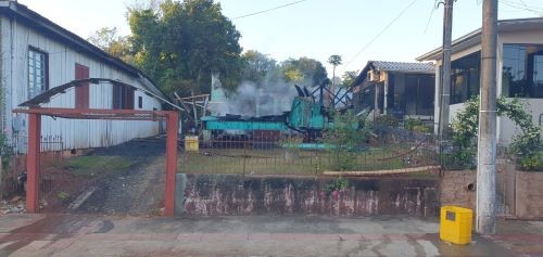 Incêndio destrói residência em São Carlos e ameaça edificações vizinhas