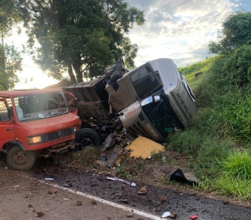 Colisão entre veículos de carga deixa duas vítimas na SC-161, em Romelândia