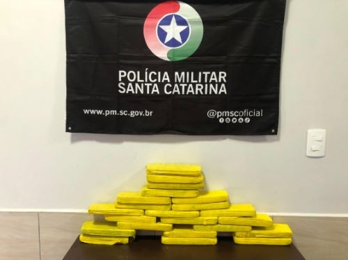 PMRv intercepta ônibus em São Lourenço do Oeste e drogas são encontradas em mala de menor