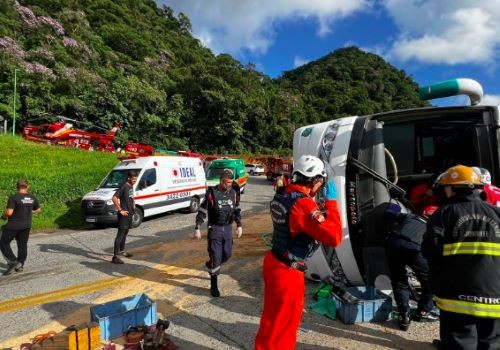 Ônibus tomba e deixa mais de 40 vítimas na Serra Dona Francisca; veículo transportava passageiros para o parque Beto Carrero
