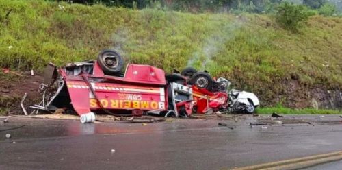 Colisão entre viatura dos bombeiros e carro deixa cinco mortos no RS