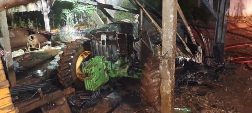  Trator fica destruído após incêndio no interior de Palmitos