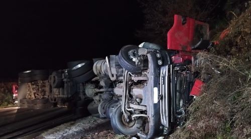 Motorista fica gravemente ferido após carreta tombar na BR-282 em Ponte Serrada