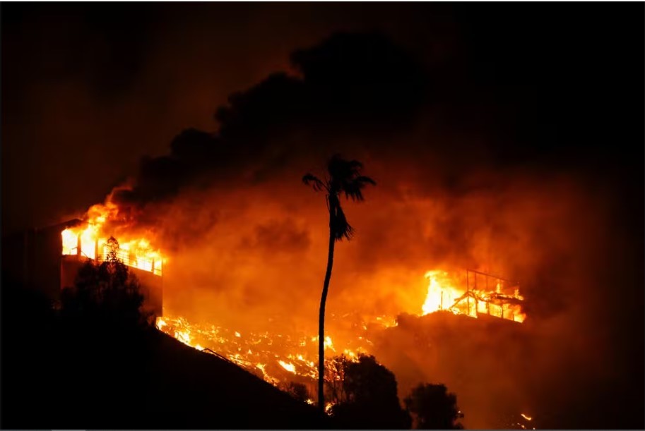 Fogo avança em Los Angeles, e polícia emite ordem de retirada em área perto da Calçada da Fama