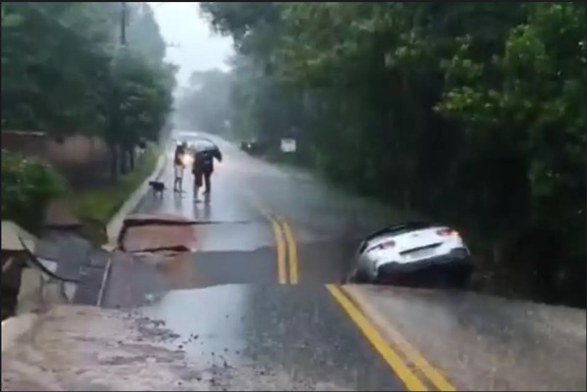 Asfalto colapsa e ‘engole’ carro na chuva em Florianópolis; motorista é puxado por corda