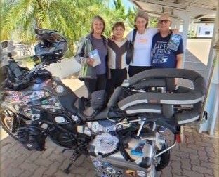 Escritores cunha-porenses divulgam livro em encontro internacional de motociclistas