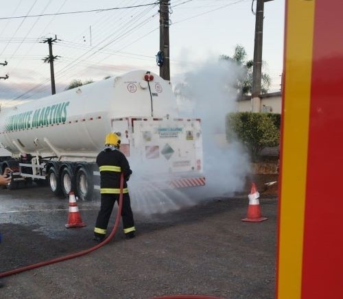 Vazamento de nitrogênio em caminhão mobiliza bombeiros