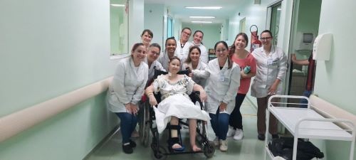 Jovem recebe alta após mais de 4 meses internada devido a grave acidente de moto