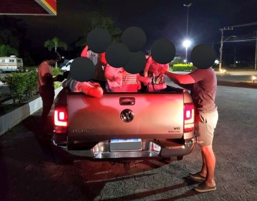 Turista argentino é flagrado transportando cinco crianças e um adulto na caçamba de caminhonete em SC