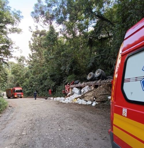 Caminhão que transportava produtos químicos tomba na SC-477