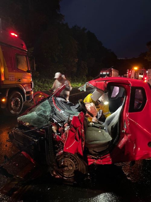 Motorista fica gravemente ferido após colisão entre picape e caminhão na SC-157