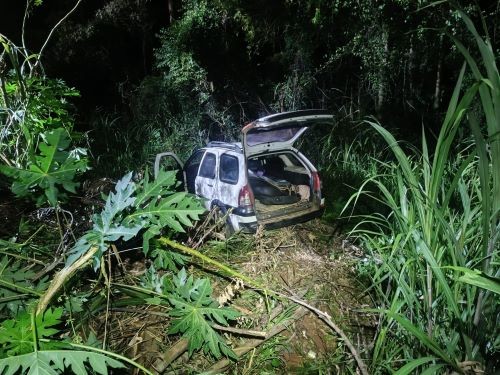 Mulher fica ferida após carro sair da pista e cair em ribanceira em cidade do Oeste